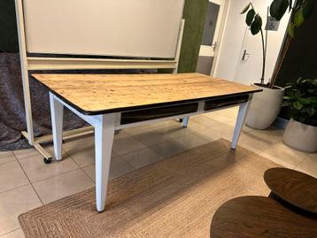 Leuke eettafel beschikbaar voor biedingen
