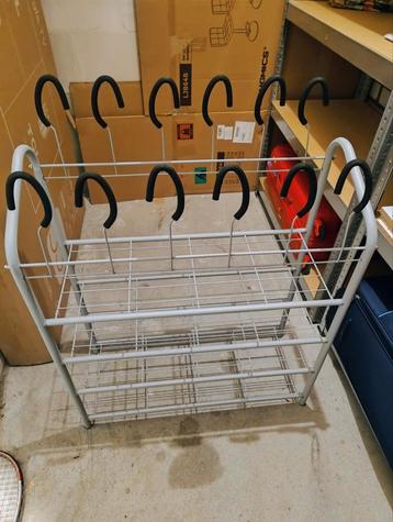 Metal shoe rack unused beschikbaar voor biedingen