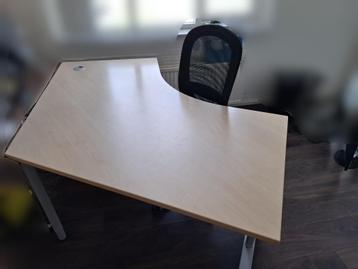 Bureau + bureaustoel + kastje beschikbaar voor biedingen