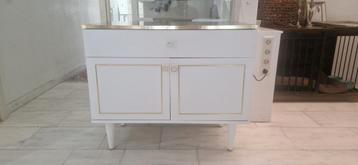 Luxe wit dressoir met marmerlook blad en gouden details beschikbaar voor biedingen