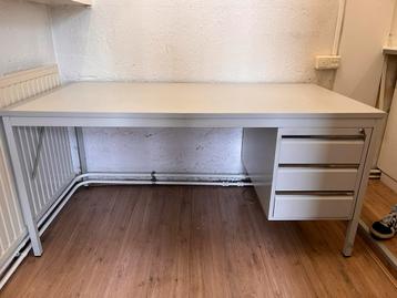 Bureau met metalen poten en kunststof blad