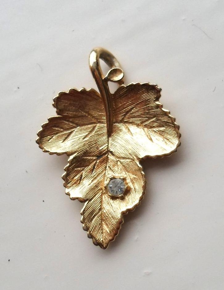 AVON Hanger. Goldplated. Blad met kristallen steentjes, Sieraden, Tassen en Uiterlijk, Kettinghangers, Zo goed als nieuw, Overige materialen