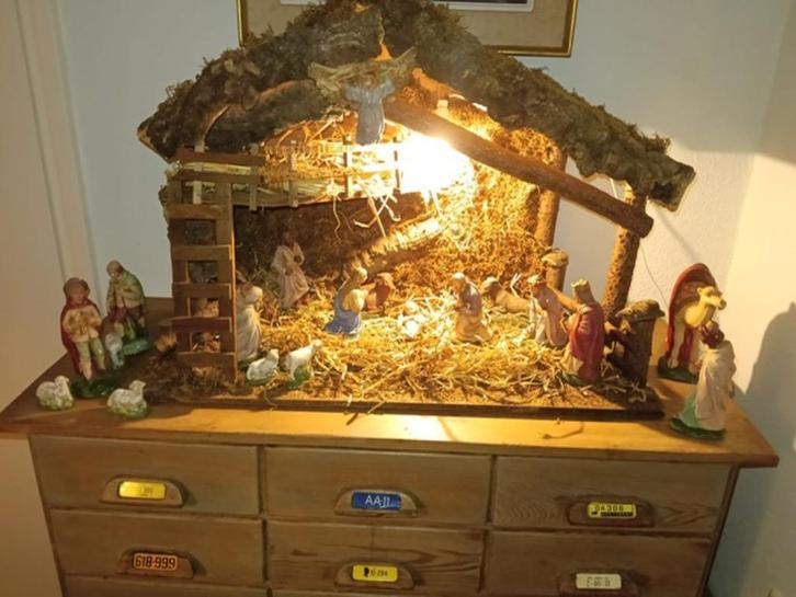 Mooie oude kerststal te koop met beelden, Diversen, Kerst, Gebruikt, Ophalen