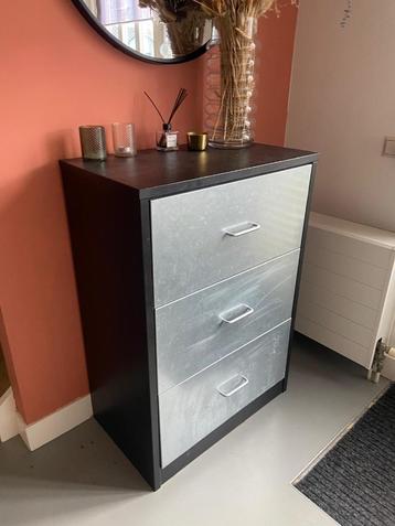 Dressoir beschikbaar voor biedingen