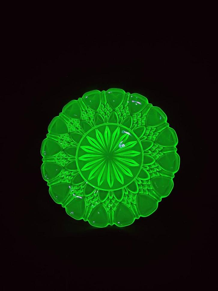 Val Saint Lambert uranium glass plate, Antiek en Kunst, Antiek | Glas en Kristal, Ophalen of Verzenden