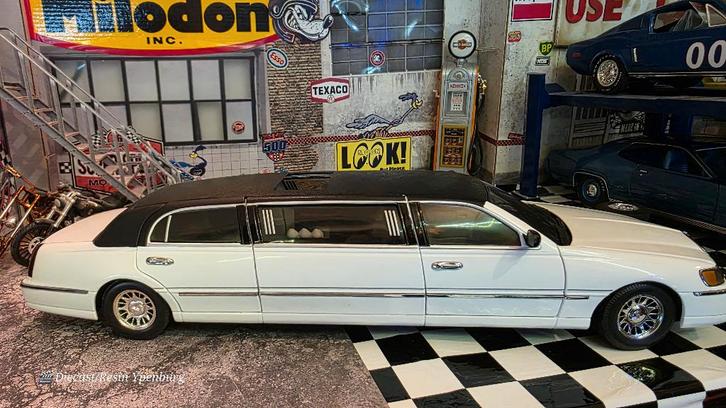 Sun Star 1/18 Lincoln Town Car Limo 1990, Hobby en Vrije tijd, Modelauto's | 1:18, Zo goed als nieuw, Auto, Sun Star, Ophalen