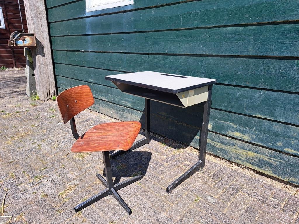 Vintage oude schoolbank tafeltje en stoeltje voor kinder, Kinderen en Baby's, Kinderkamer | Tafels en Stoelen, Ophalen of Verzenden