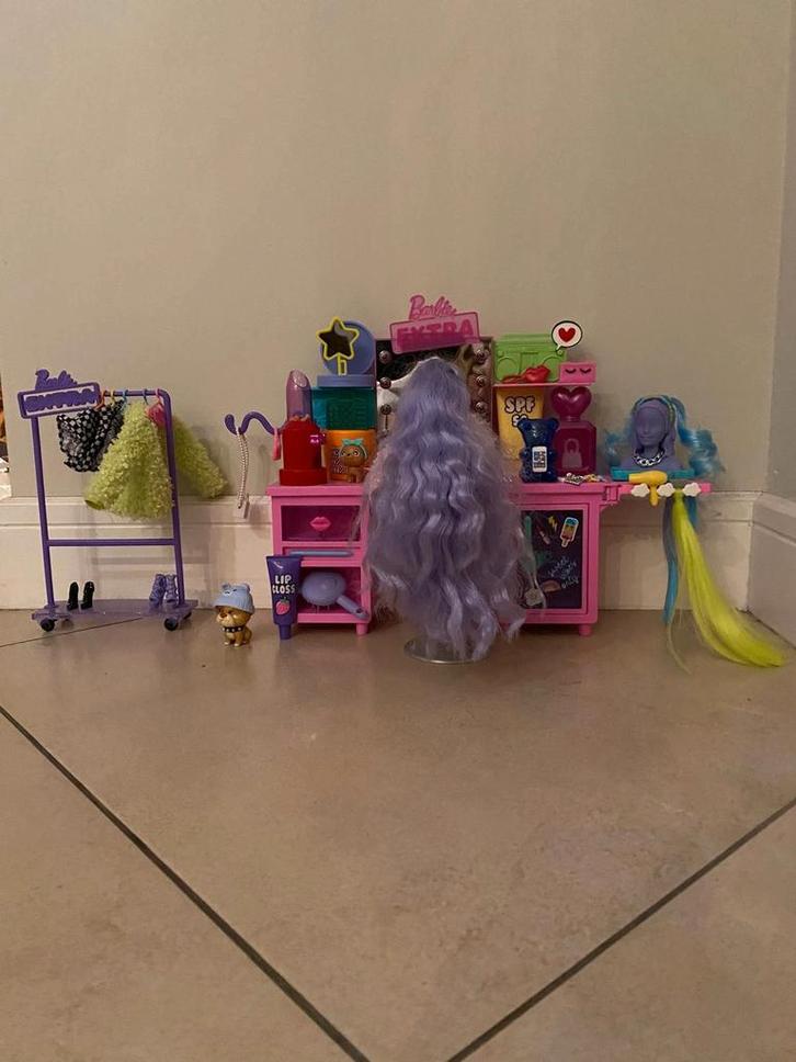 Barbie Extra Kaptafel & Grote Speelset, Kinderen en Baby's, Speelgoed | Poppen, Zo goed als nieuw, Barbie, Ophalen of Verzenden