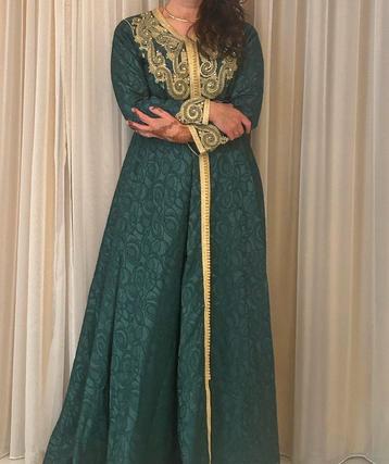 Kaftan met riem beschikbaar voor biedingen