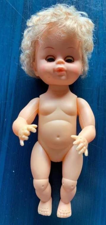 Pop met slaapogen en gummi hoofd; ongeveer 27 cm lang beschikbaar voor biedingen