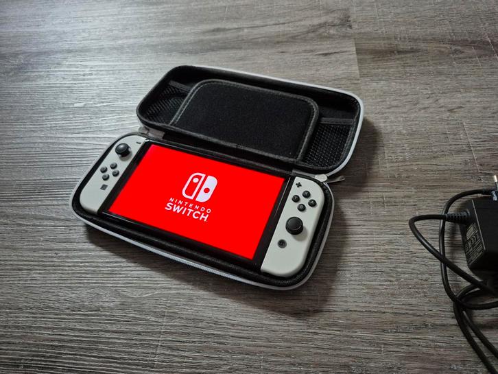 NINTENDO SWITCH OLED + OPBERGTAS & OPLADER, Spelcomputers en Games, Spelcomputers | Nintendo Switch, Zo goed als nieuw, Switch OLED
