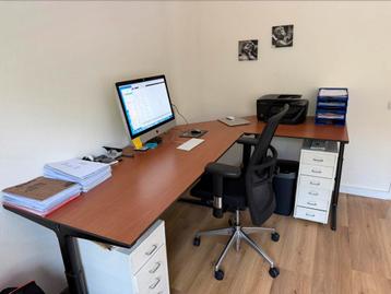 Ahrend hoek bureau met bijpassende kast