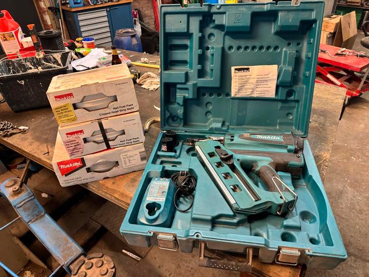 Makita GN900SE Spijkerpistool met Spijkers, Doe-het-zelf en Verbouw, Gereedschap | Handgereedschap, Gebruikt, Ophalen