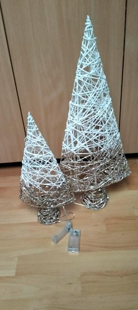 Twee kerstboompjes gewoven met verlichting  op batte, Diversen, Kerst, Ophalen