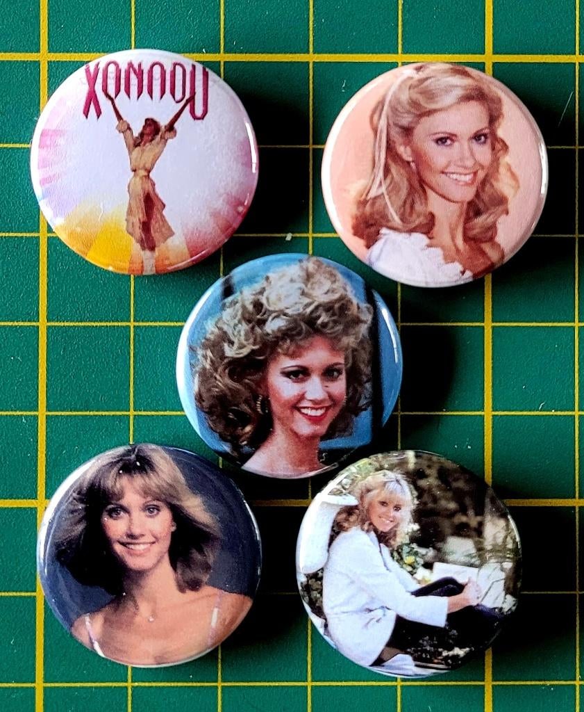 Olivia Newton John buttons, Verzamelen, Verzenden, Nieuw, Gebruiksvoorwerp