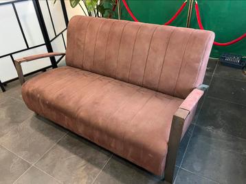 Mooi suede bank beschikbaar voor biedingen