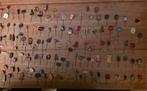 +/-  200 of meer Vintage Speldjes uit jaren ik denk 50,60,70, Verzamelen, Speldjes, Pins en Buttons, Ophalen of Verzenden, Zo goed als nieuw