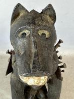 260166 Afrikaans Fetisch Bakongo Nkisi Nkondi sitting dog, Antiek en Kunst, Ophalen of Verzenden