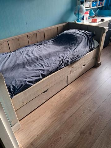 Steigerhout bed 200x80 beschikbaar voor biedingen