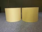 Te koop: 2 lampenkappen okergeel 40 x 30 cm € 25,-, Ophalen, Zo goed als nieuw, Rond, Minder dan 25 cm