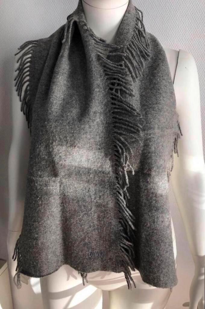 DKNY grijs shawl sjaal logo borduursel lamswol, Kleding | Dames, Mutsen, Sjaals en Handschoenen, Zo goed als nieuw, Sjaal, Maat 46/48 (XL) of groter