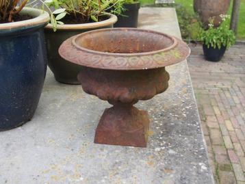 Kleine Gietijzeren bloempot beschikbaar voor biedingen