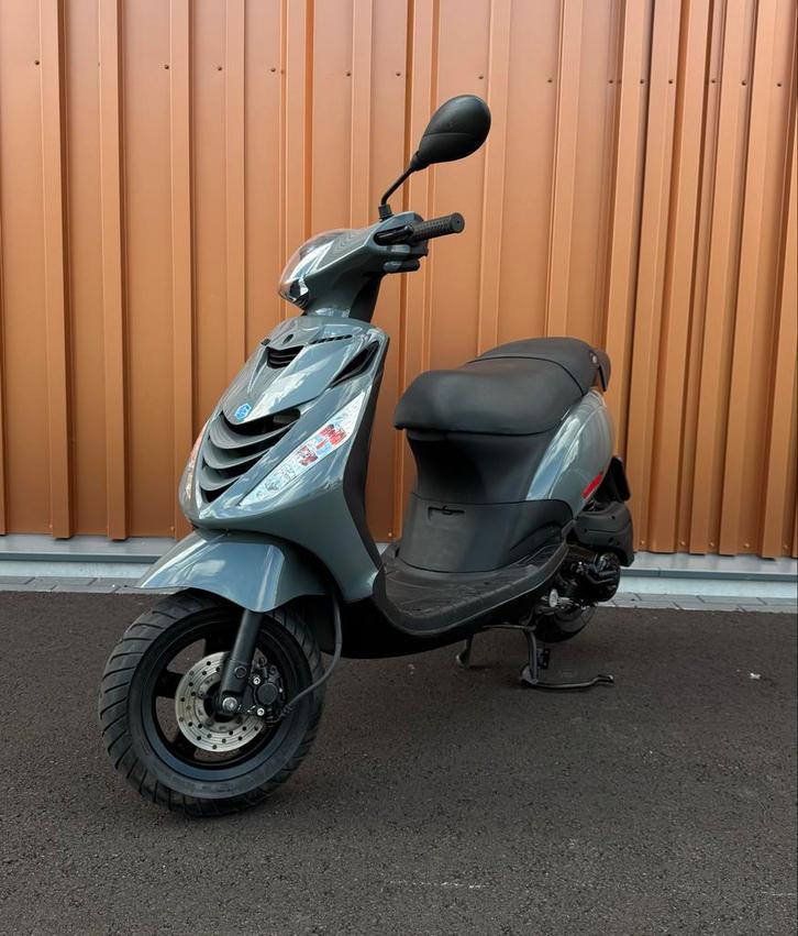 Piaggio Zip 2018 4 takt 50cc Nardo Grijs, Fietsen en Brommers, Scooters | Piaggio, Gebruikt, Zip, Maximaal 25 km/u, Ophalen