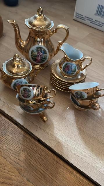 Gouden Theeservies met Romantische Afbeeldingen beschikbaar voor biedingen
