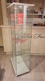 Glazen winkel vitrinekast, Huis en Inrichting, Kasten | Vitrinekasten, Ophalen, Met plank(en), Minder dan 50 cm, Zo goed als nieuw