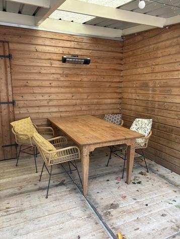 Houten tafel met 6 x tuinstoel Rotan incl. kussentjes beschikbaar voor biedingen