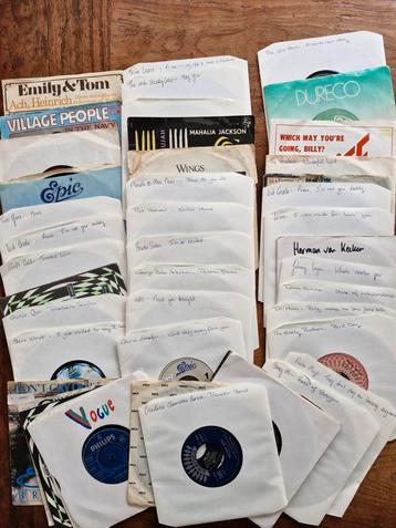 50 stuks vinyl singles,  diverse titels beschikbaar voor biedingen