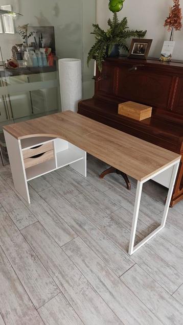 Bureau plus stoel beschikbaar voor biedingen