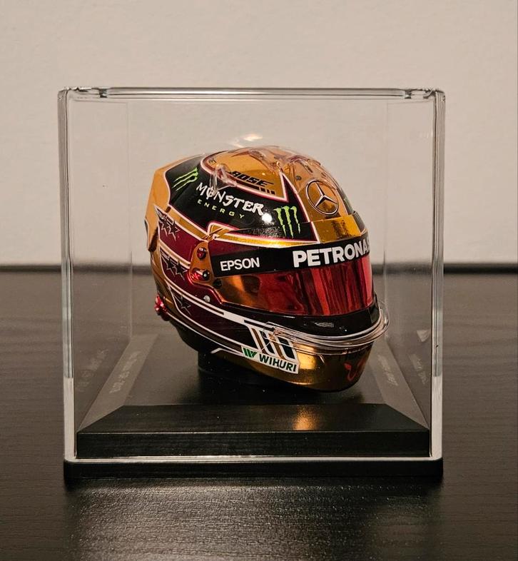 F1 Lewis Hamilton 2018 Abu Dhabi helm schaal 1:5, Verzamelen, Automerken, Motoren en Formule 1, Zo goed als nieuw, Formule 1, Ophalen of Verzenden