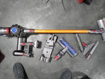 Defecte Dyson V8 absolute stofzuiger met veel accessoires  beschikbaar voor biedingen