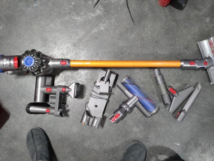 Defecte Dyson V8 absolute stofzuiger met veel accessoires, Witgoed en Apparatuur, Stofzuigers, Niet werkend, Reservoir, Ophalen