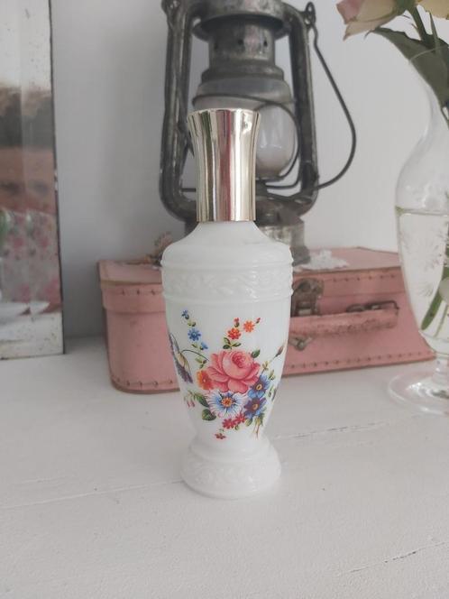 Brocante vintage parfumfles wit glas bloemen bewerkt reliëf, Verzamelen, Parfumverzamelingen, Zo goed als nieuw, Parfumfles, Ophalen of Verzenden