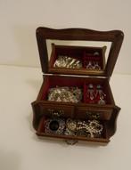 Oude houten sieradenkistje met sieraden., Ophalen of Verzenden, Gebruikt, Overige kleuren, Met spiegeltje(s)