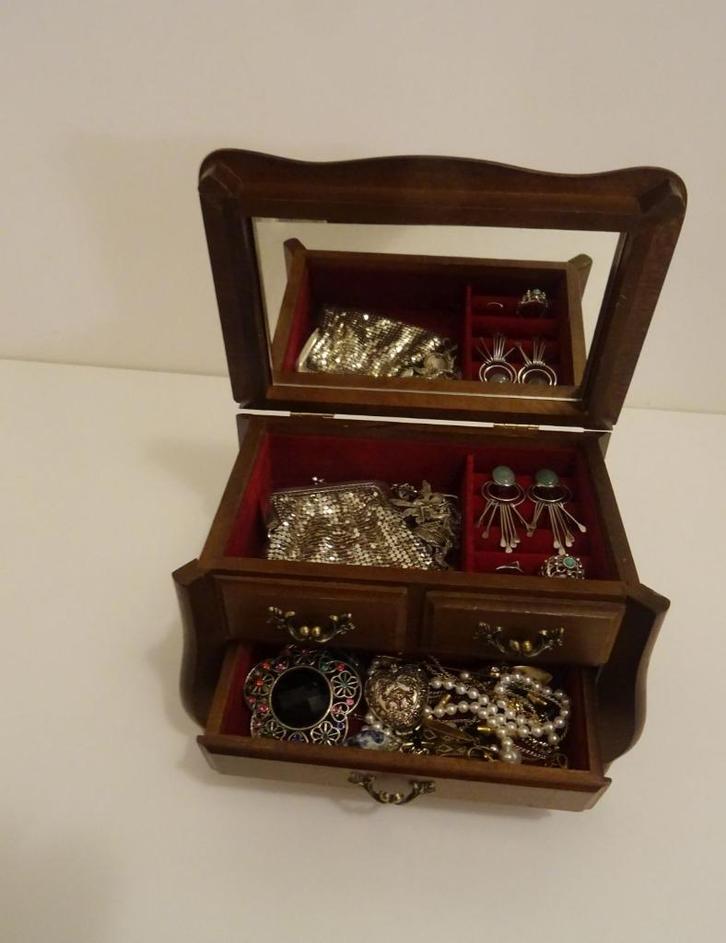Oude houten sieradenkistje met sieraden., Sieraden, Tassen en Uiterlijk, Beautycases, Gebruikt, Overige kleuren, Met spiegeltje(s)