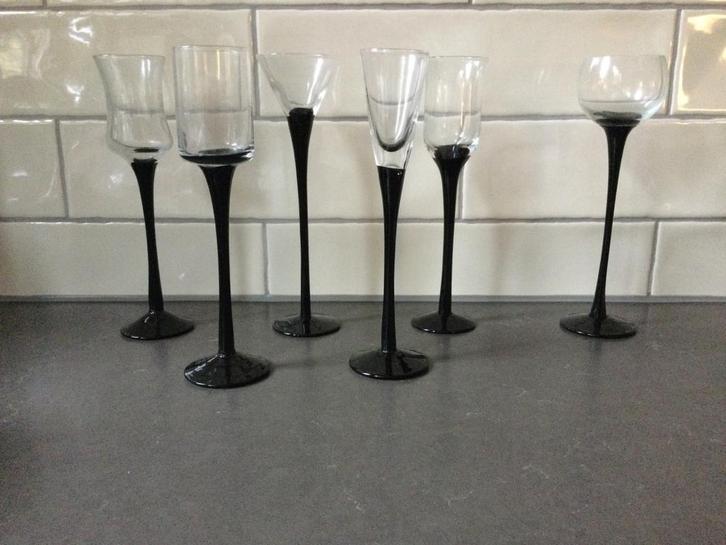 Set likeurglaasjes zwart met transparante kelken (6), Verzamelen, Glas en Borrelglaasjes, Zo goed als nieuw, Borrel- of Shotglas