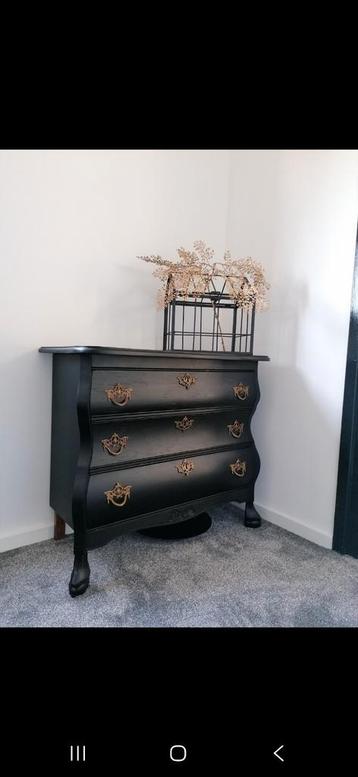 Mat zwart buikkastje beschikbaar voor biedingen