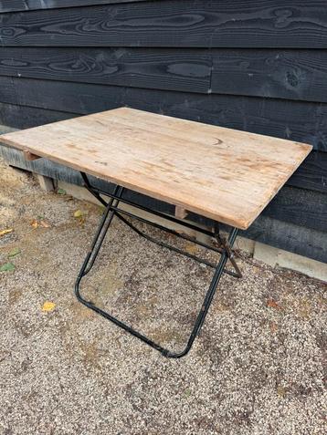 Vintage tekentafel beschikbaar voor biedingen