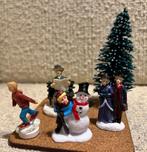 Miniatuur poppetjes kerstdorp meneer met krant echtpaar enz, Diversen, Ophalen of Verzenden, Zo goed als nieuw