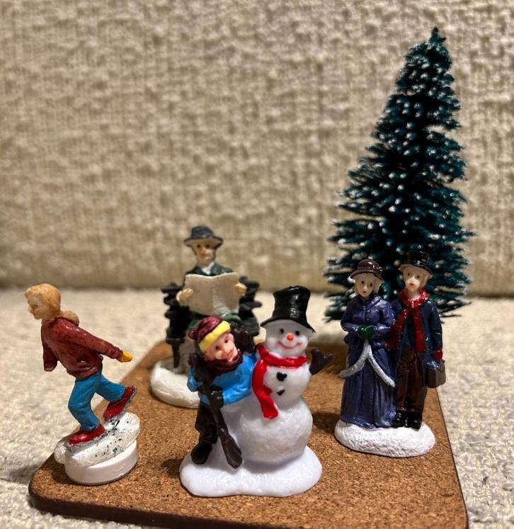 Miniatuur poppetjes kerstdorp meneer met krant echtpaar enz, Diversen, Kerst, Zo goed als nieuw, Ophalen of Verzenden