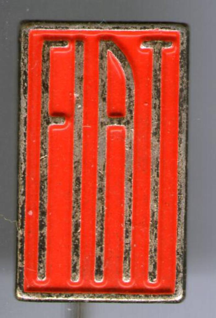 FIAT rood op zilverkleurig auto speldje ( B_046 ), Verzamelen, Speldjes, Pins en Buttons, Zo goed als nieuw, Speldje of Pin, Transport
