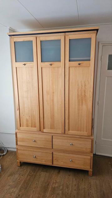 Kledingkast  beschikbaar voor biedingen