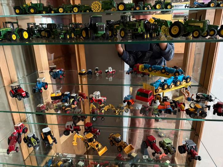 Miniatuur trekkkers fendt diverse merken evt met kast, Huis en Inrichting, Kasten | Vitrinekasten, Zo goed als nieuw, 25 tot 50 cm