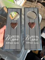 2x Hotel Mama Deurbordjes, Huis en Inrichting, Ophalen of Verzenden, Zo goed als nieuw