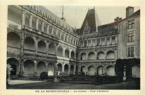 (701-435-017) La Rochefoucauld, Verzamelen, Ansichtkaarten | Buitenland, Frankrijk, Verzenden