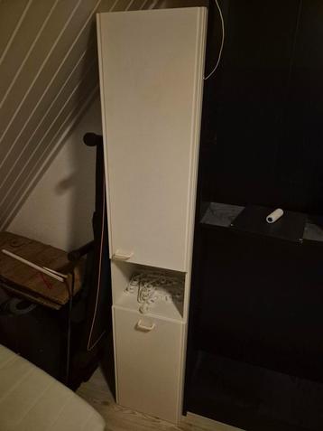 Witte hangkast met mand en legplanken