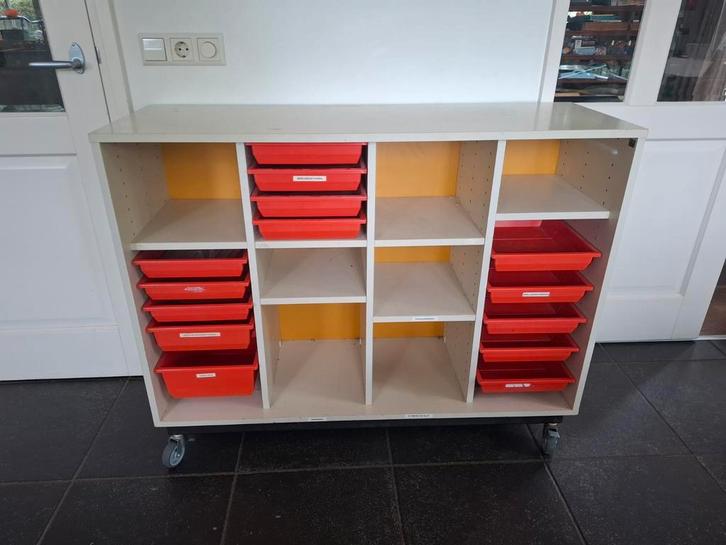 Vintage schoolkast met opbergbakken, Huis en Inrichting, Kasten | Boekenkasten, Gebruikt, 100 tot 150 cm, Minder dan 100 cm, 25 tot 50 cm